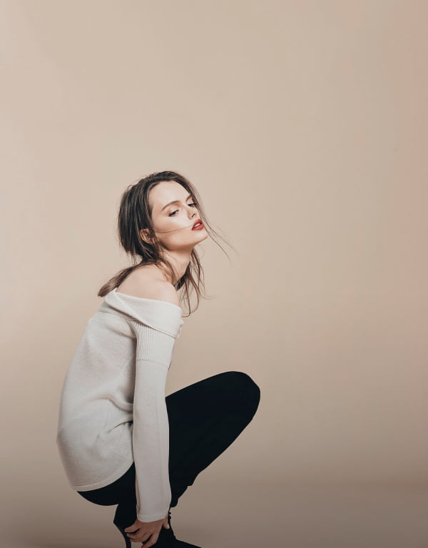 Woman in a sandy longsleeve